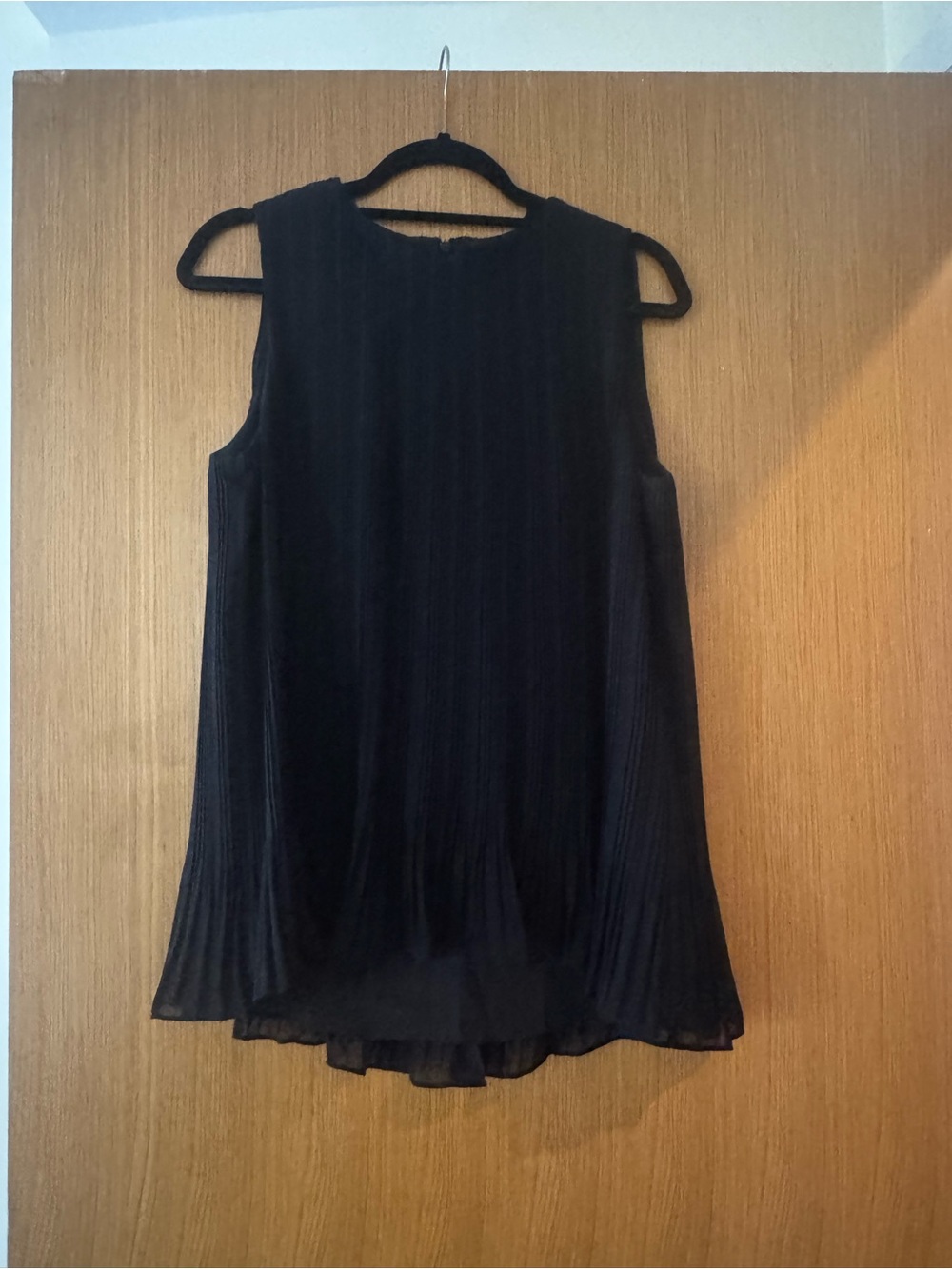 Club Monaco Black Pleated Sleeveless Blouse